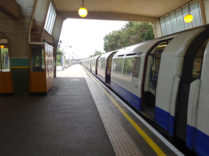 Cockfosters station platform - there are 4