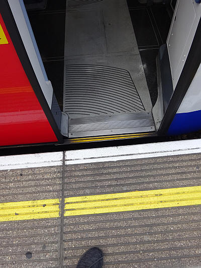 Kilburn station step onto Jubilee line train